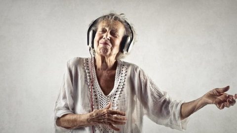 Babcia tańczy rock and rolla – piosenka – tekst